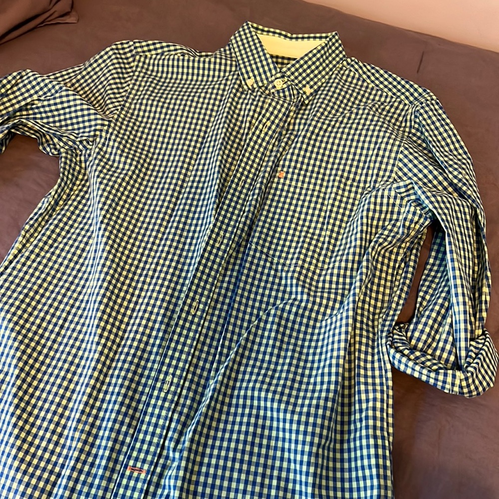 Izod mens button down shirt like new. Size Medium.